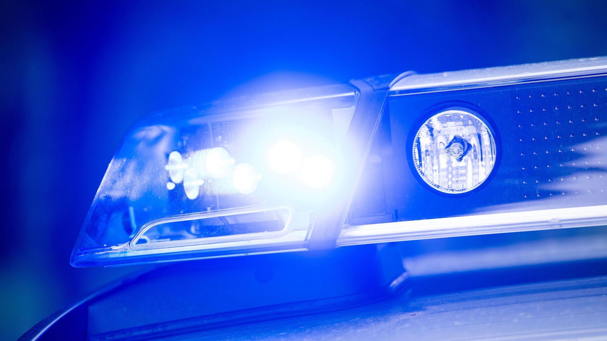 Blaulicht auf einem Polizeieinsatzfahrzeug.