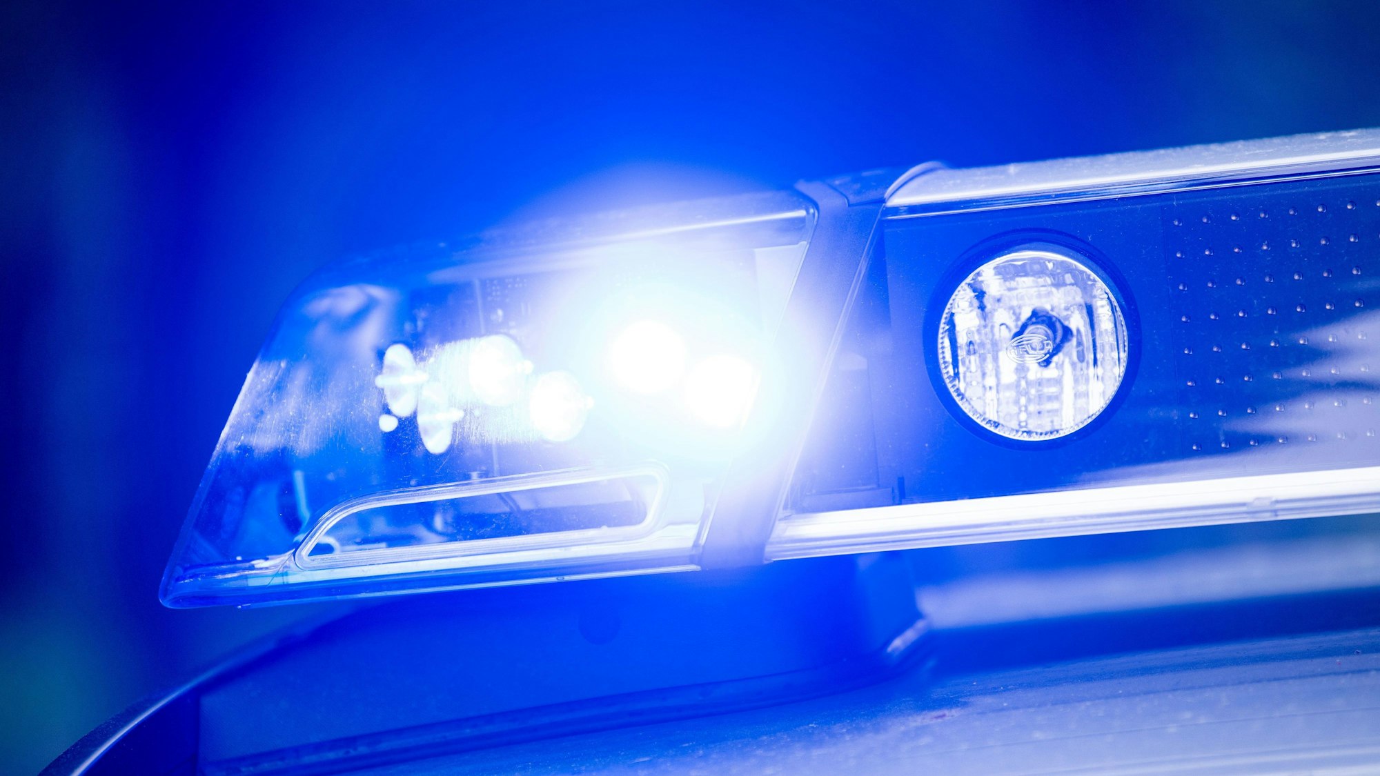Blaulicht auf einem Polizeieinsatzfahrzeug.