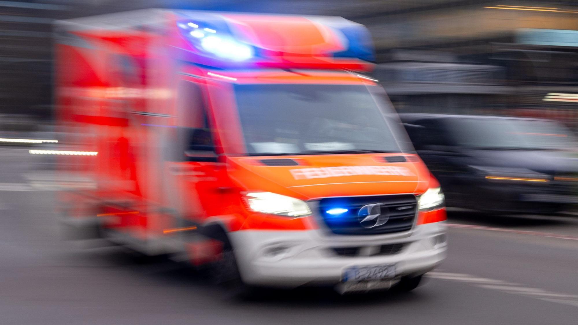 Ein Rettungswagen der Feuerwehr fährt mit Blaulicht zum Einsatz.
