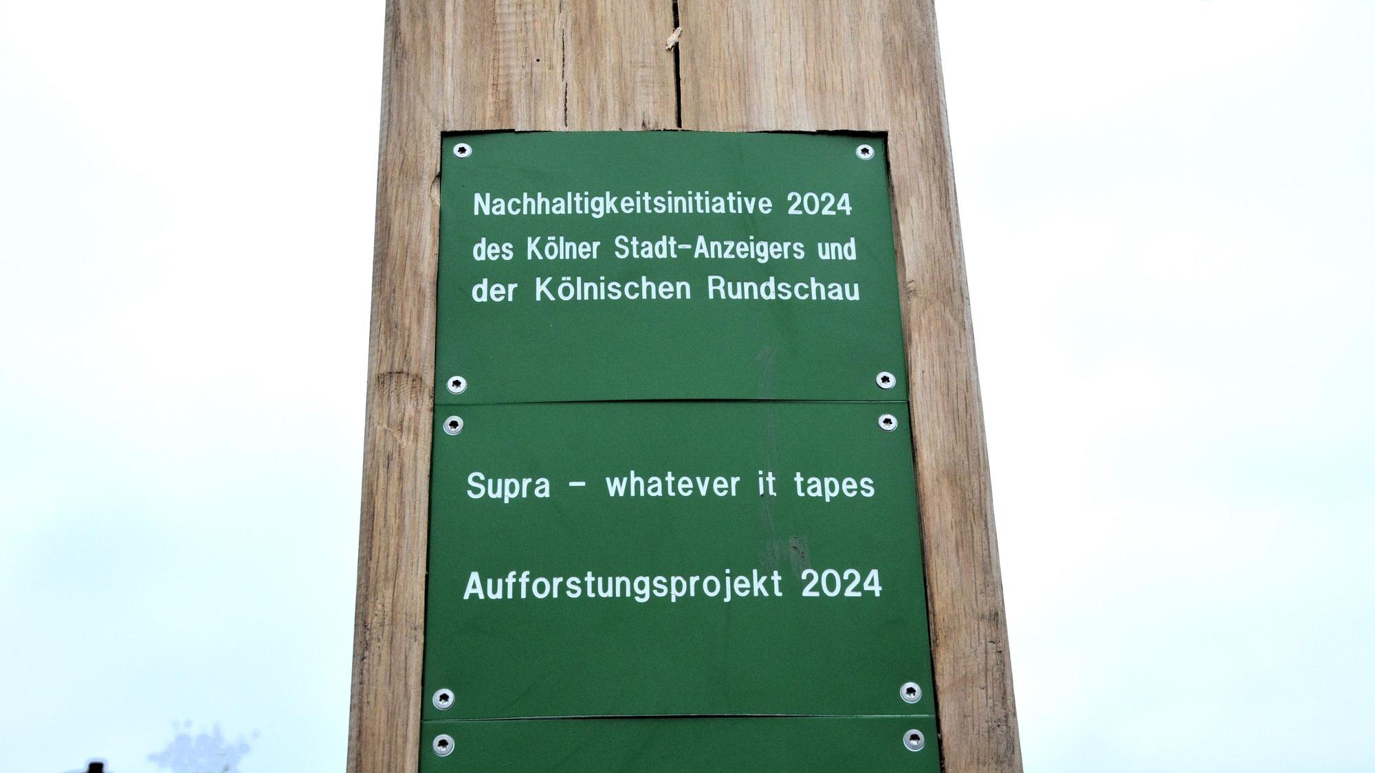 Die Spenden werden auf Holzstelen festgehalten.