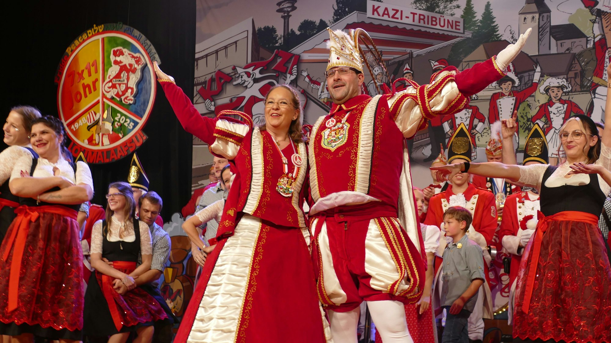 Ein Prinzenpaar auf der Bühne.