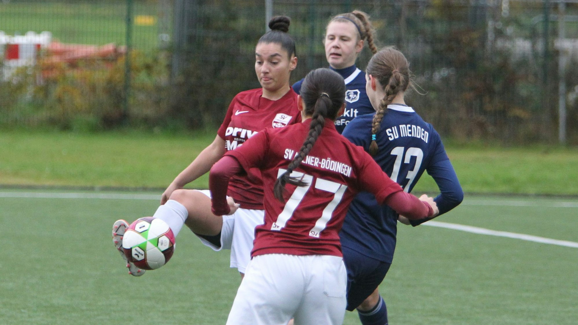 Emine Demir (am Ball) musste sich mit dem SV Allner-Bödingen dem Kreis-Konkurrenten SV Menden mit 0:1 geschlagen geben.