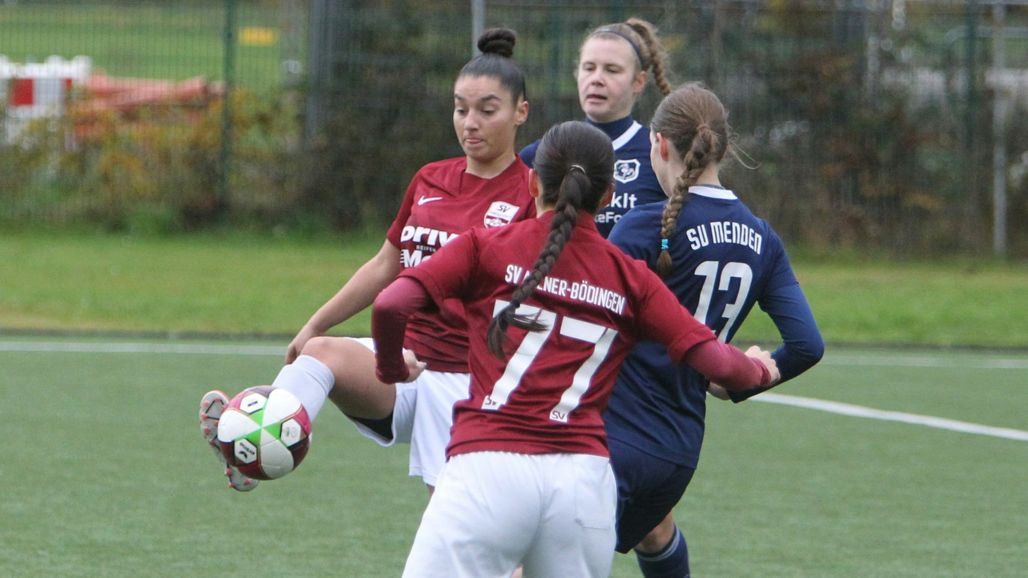 Emine Demir (am Ball) musste sich mit dem SV Allner-Bödingen dem Kreis-Konkurrenten SV Menden mit 0:1 geschlagen geben.