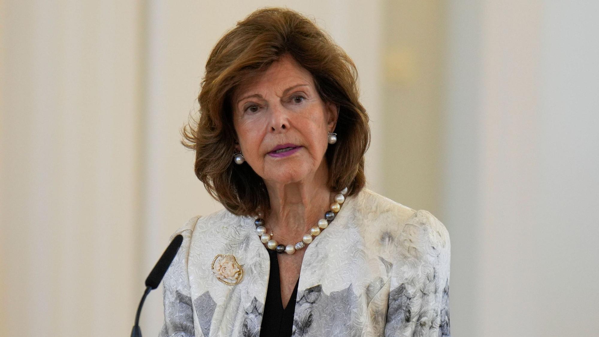 Königin Silvia von Schweden hält eine Rede.