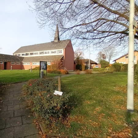 Ein kleines KIrchengebäude aus den 1970er Jahren