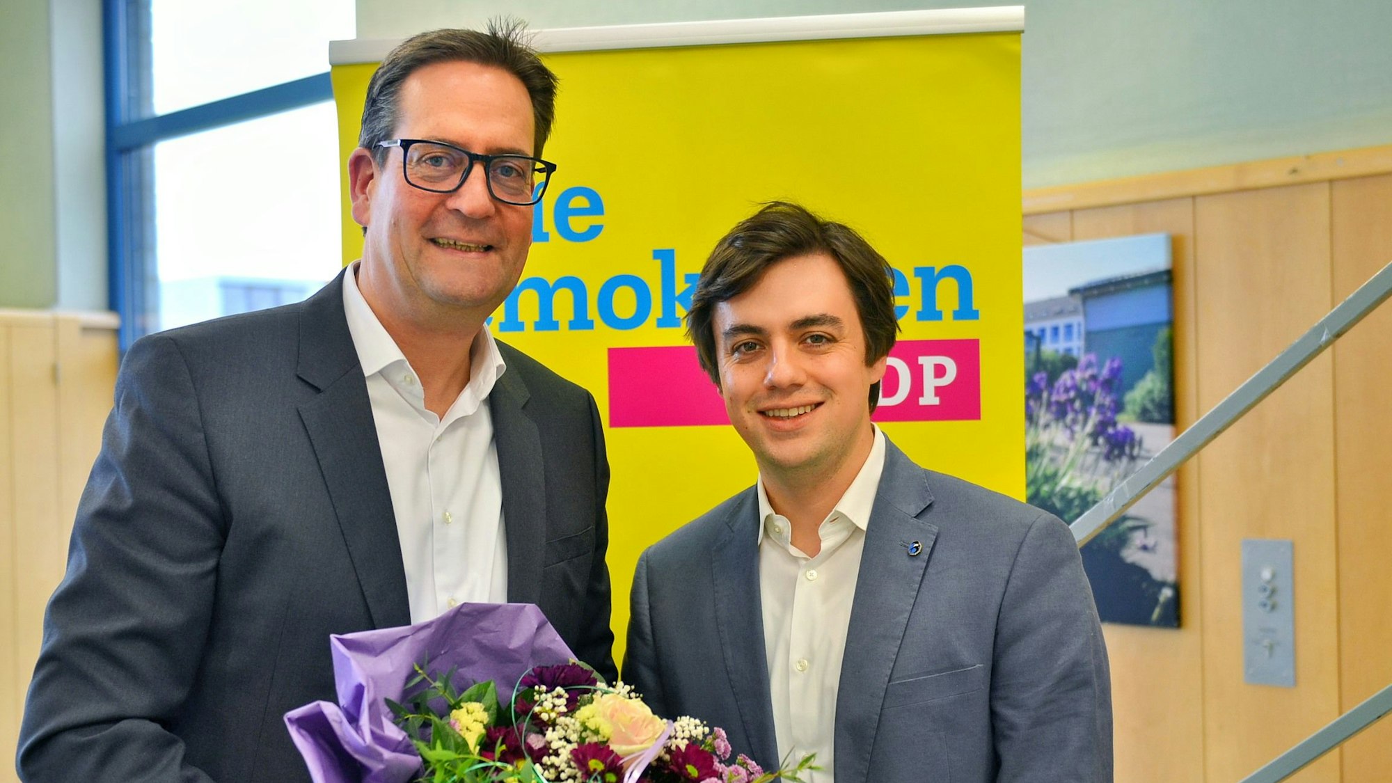 Frederik Schorn (r.), Vorsitzender der FDP im Kreis Euskirchen, gratulierte Markus Herbrand mit Blumen zur Nominierung.