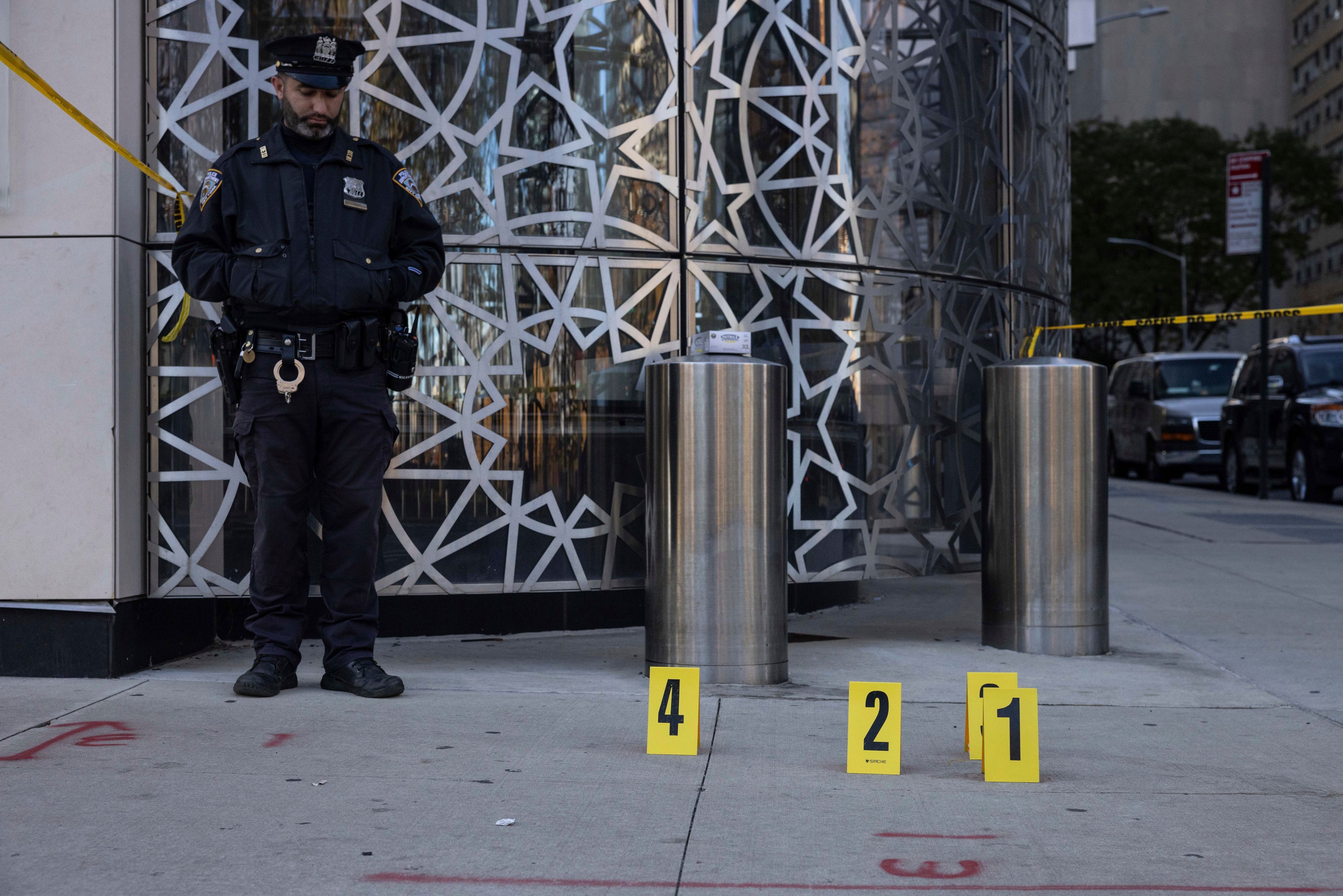 NYPD-Beamte stehen an dem Ort, an dem der Verdächtige eines Messerangriffs vor dem Turkish House in New York gefasst wurde.