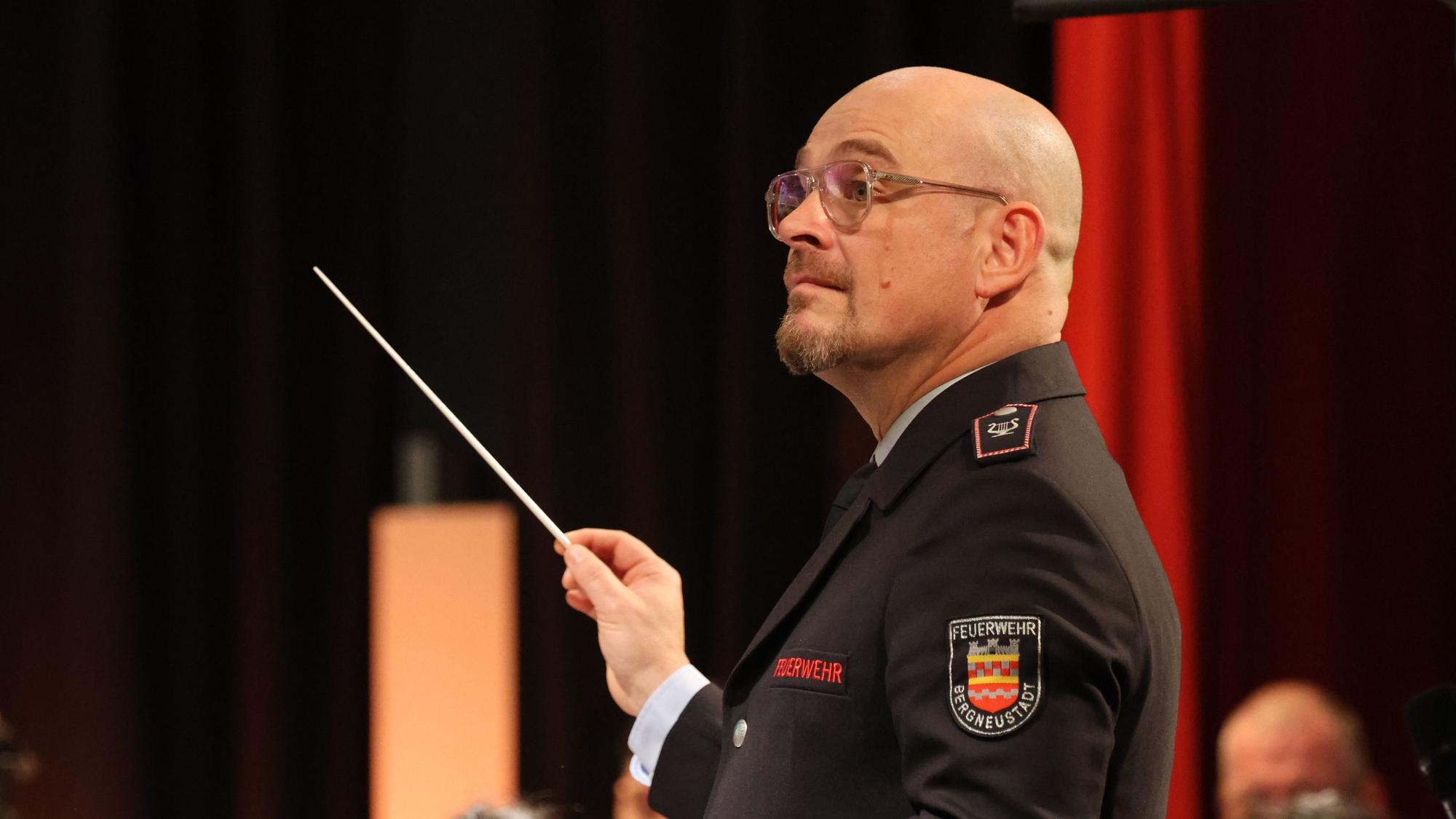 Szene aus dem Weihnachtskonzert des Musikzugs Bergneustadt mit Dirigent Micha Klappert
