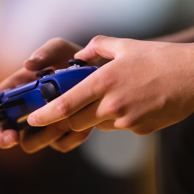 Ein Junge spielt ein Videospiel mit einem Controller. (Archivbild)