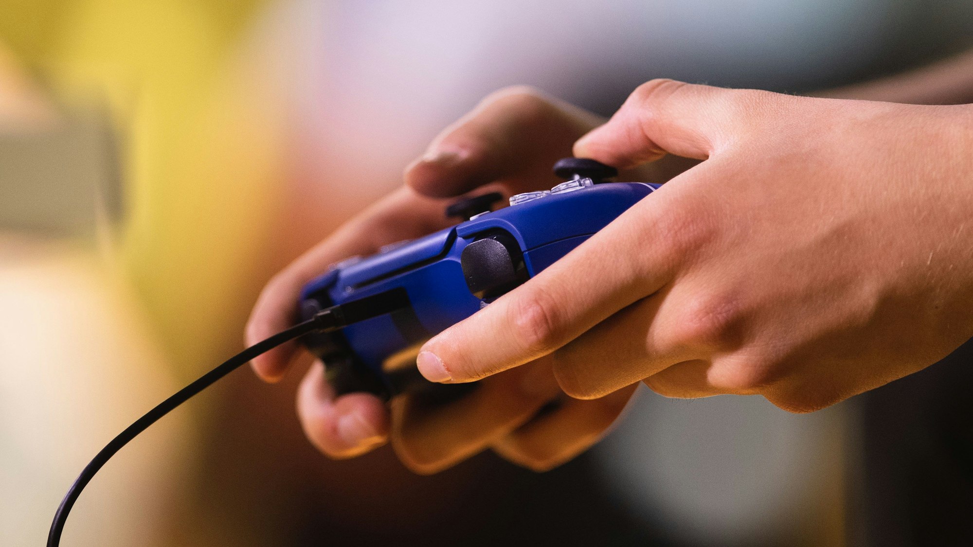 Ein Junge spielt ein Videospiel mit einem Controller. (Archivbild)