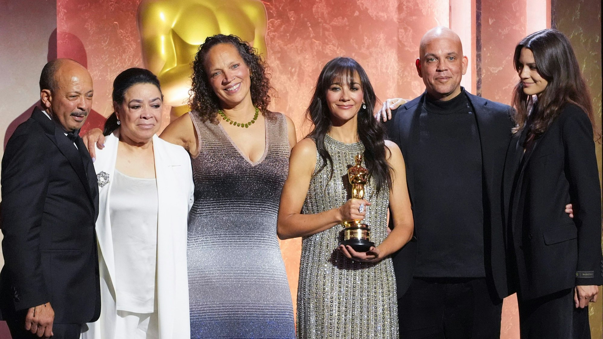 Quincy Jones' Familie, darunter seine Tochter Rashida Jones, posieren mit dem Ehrenpreis für Quincy Jones während der 15. Governors Awards im Ray Dolby Ballroom in Los Angeles.