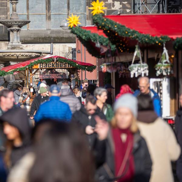 Leute laufen über einen Weihnachtsmarkt