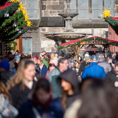 Leute laufen über einen Weihnachtsmarkt