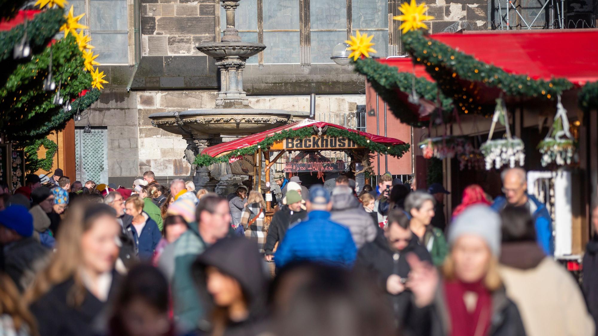 Leute laufen über einen Weihnachtsmarkt