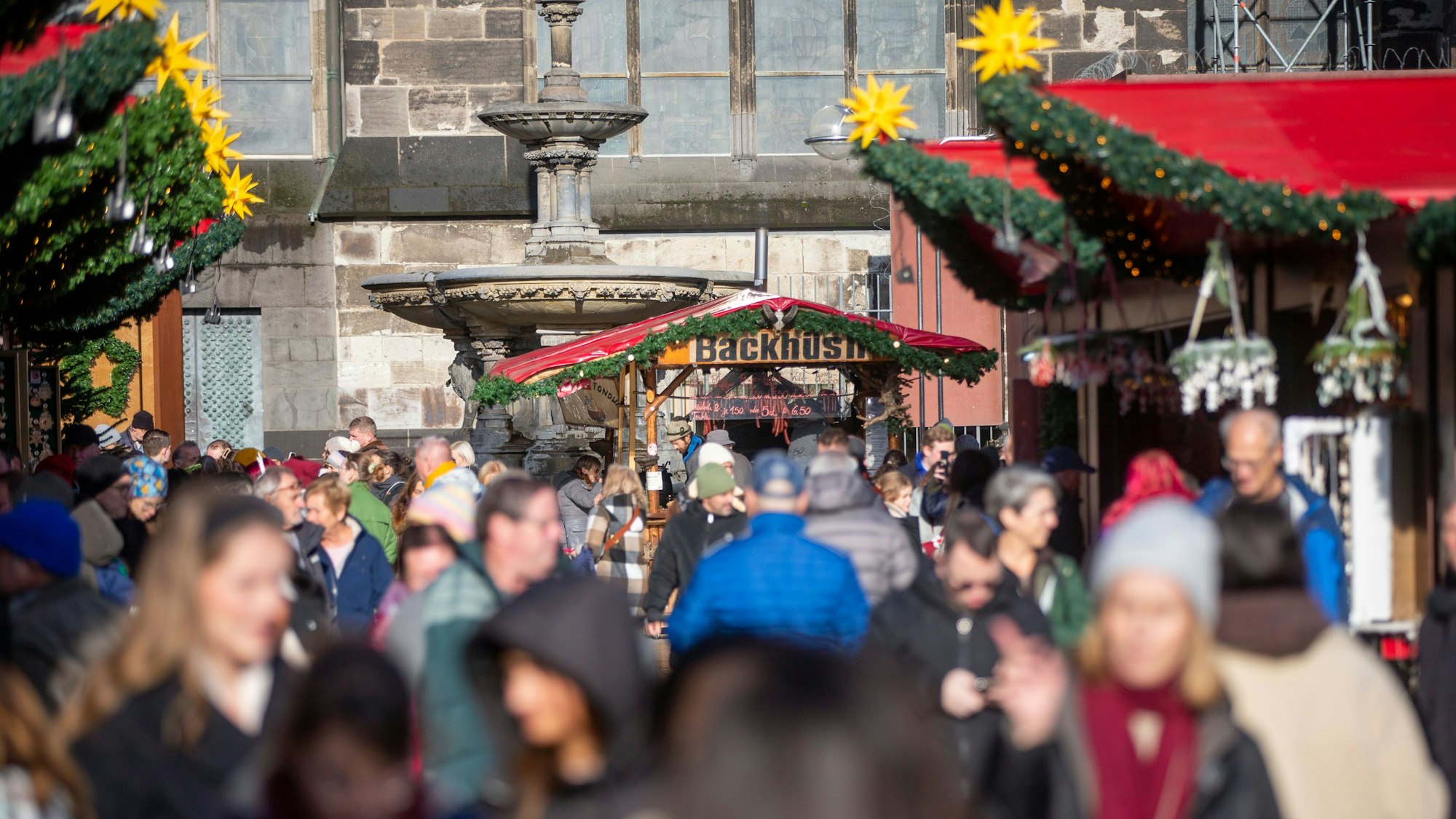 Leute laufen über einen Weihnachtsmarkt