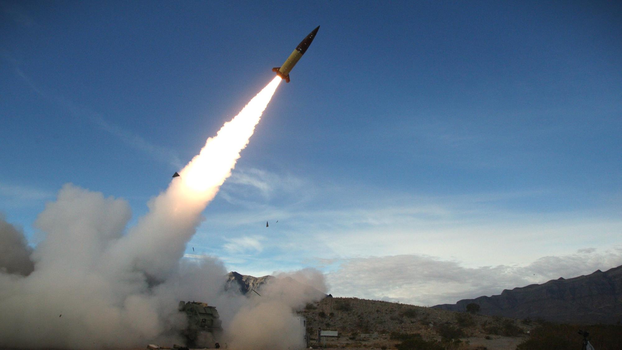 Eine ATACMS-Rakete startet bei einer Übung der US-Armee. Die Ukraine darf die Geschosse nun offenbar gegen Ziele in Russland einsetzen. (Archivbild)