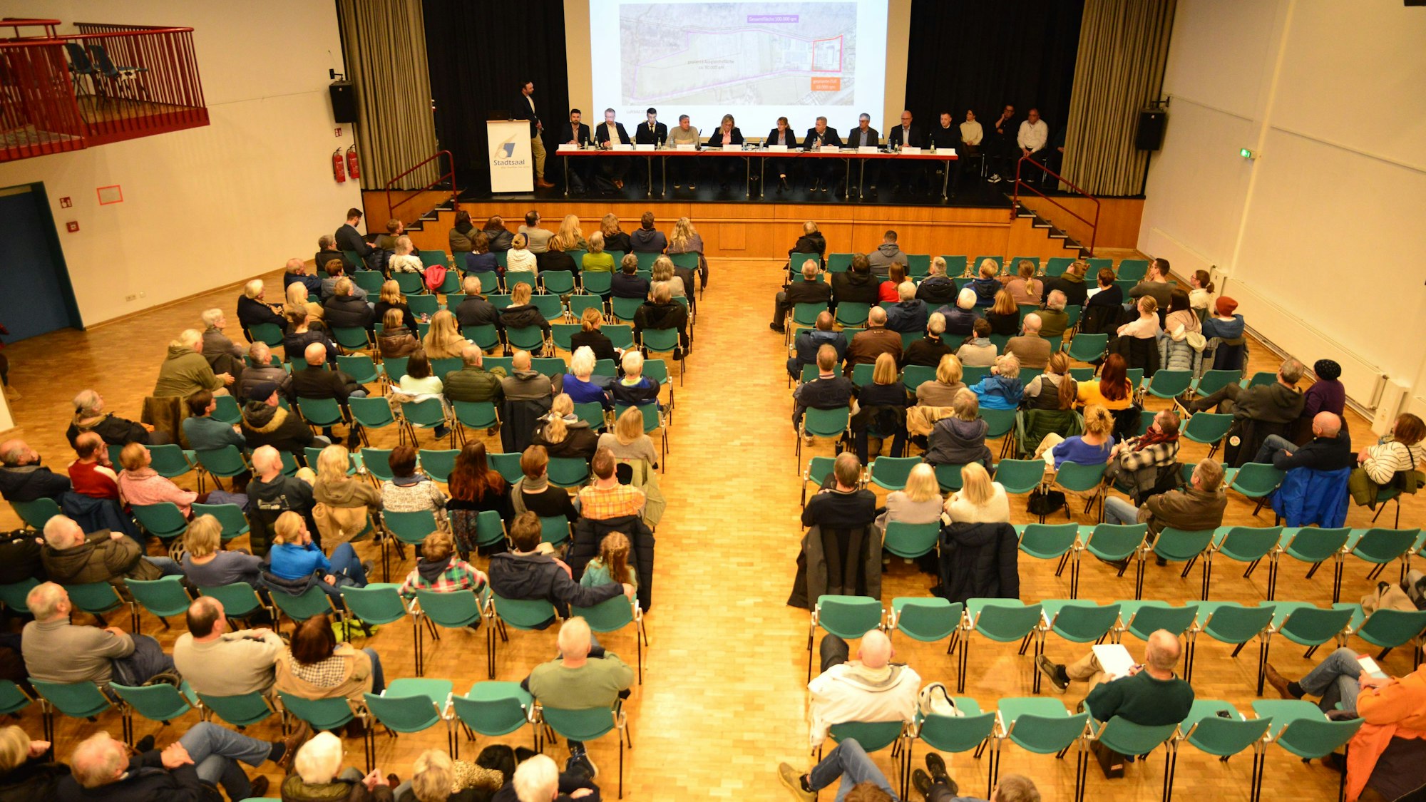 Das Bild zeigt den besetzten Stadtsaal und das Podium.