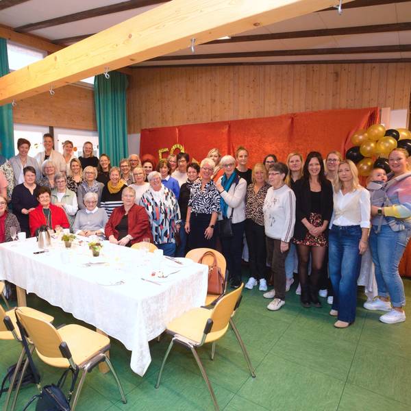 Das Foto zeigt Beschäftigte und Ehemalige der Kita Don Bosco.