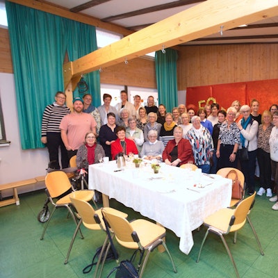 Das Foto zeigt Beschäftigte und Ehemalige der Kita Don Bosco.
