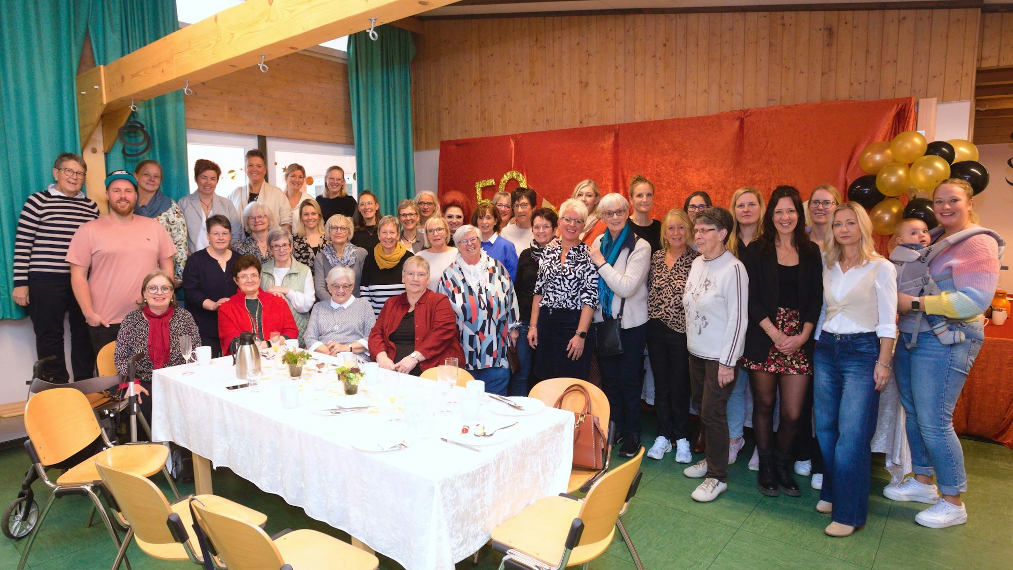 Das Foto zeigt Beschäftigte und Ehemalige der Kita Don Bosco.