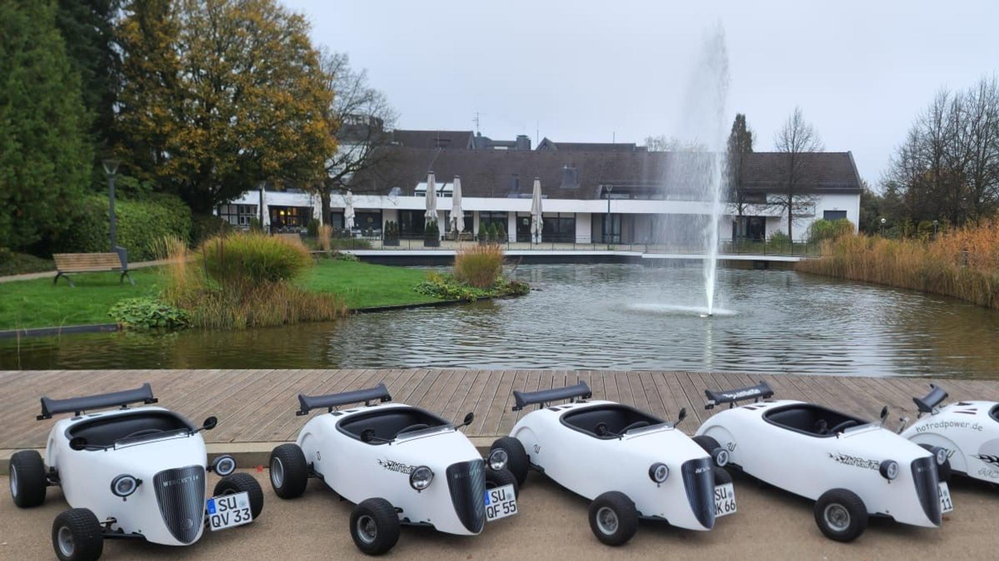 Mehrere Hotrods, so heißen die ulkigen Seifenkisten, stehen nebeneinander.
