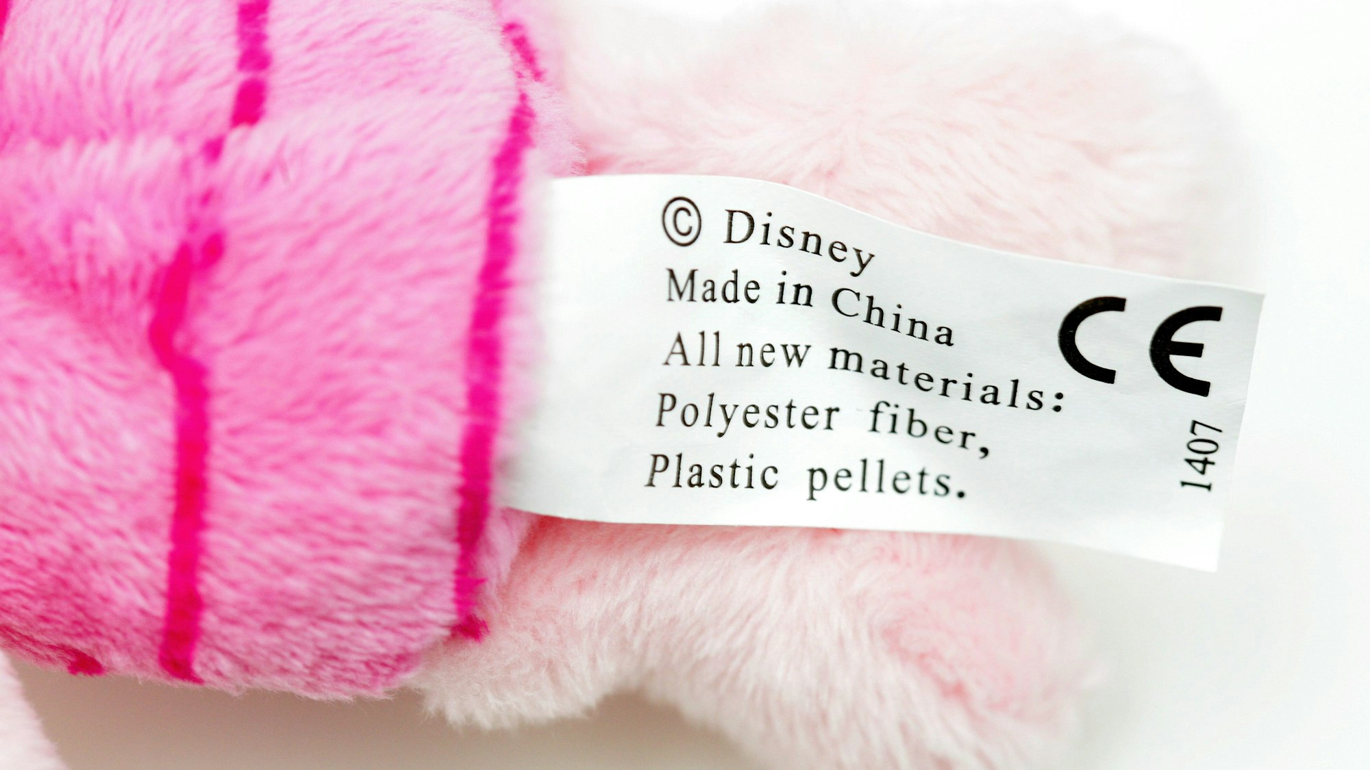 „Made in China“ steht auf einem Etikett eines rosafarbenen Stofftier von Disney „Winnie the Pooth“, rechts das CE-Prüfsiegel. In Europa darf kein Spielzeug ohne dieses Zeichen verkauft werden.