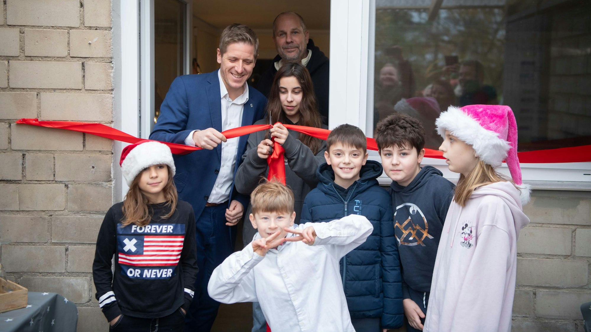 Das Bild zeigt einige Schüler, den Landrat und Schulleiter Jan Schütz.