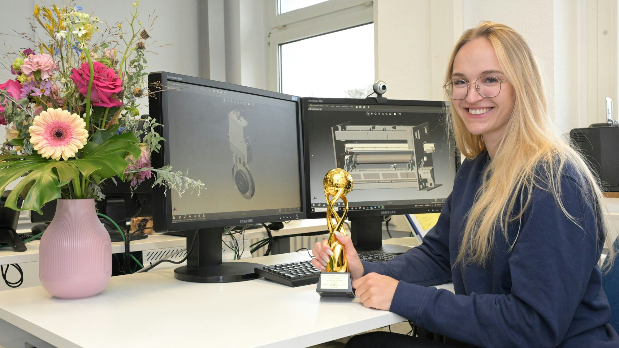 Den Blumenstrauß hat Lia Liebing von ihren Kollegen geschenkt bekommen.