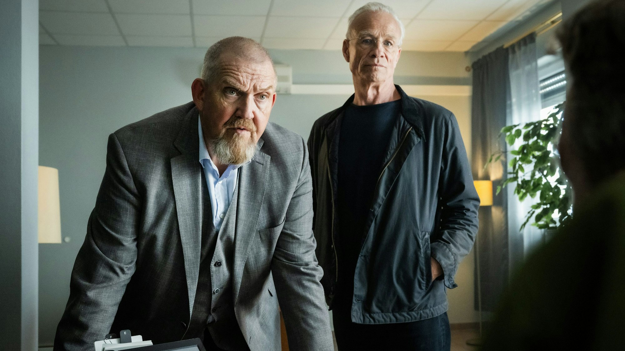 Die Kölner „Tatort“-Kommissare Freddy Schenk (Dietmar Bär, l) und Max Ballauf (Klaus J. Behrendt, M).