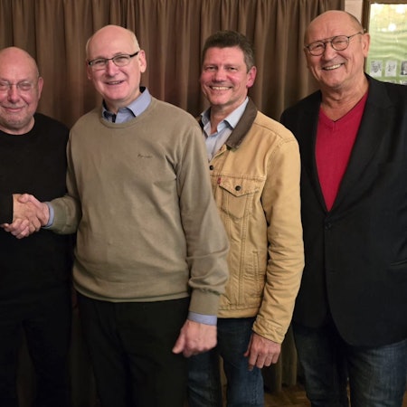 Das Foto zeigt den scheidenden und den neuen Vorsitzenden des Stadtverbands und weitere neu gewählte Vorstandsmitglieder.