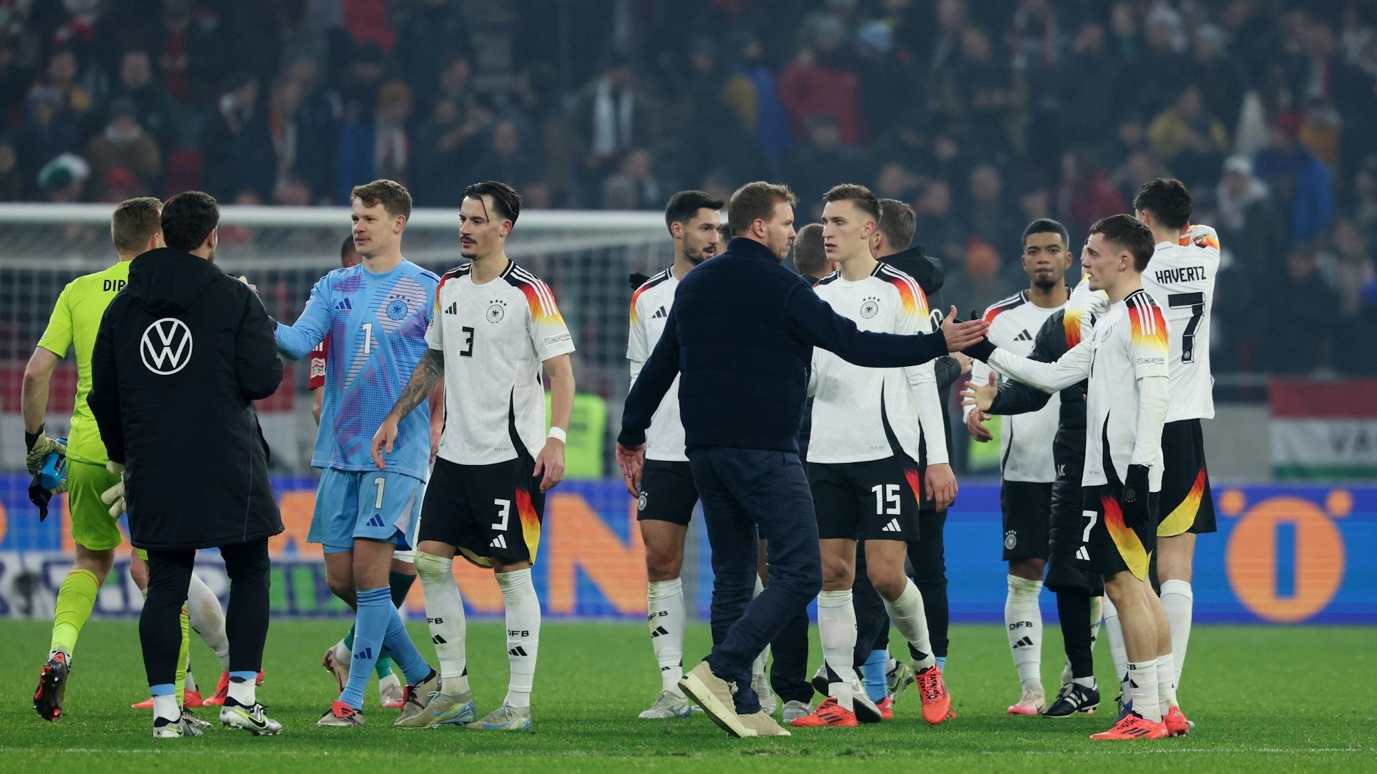 Julian Nagelsmann (M) klatscht nach dem Spiel mit seinen Spielern ab.