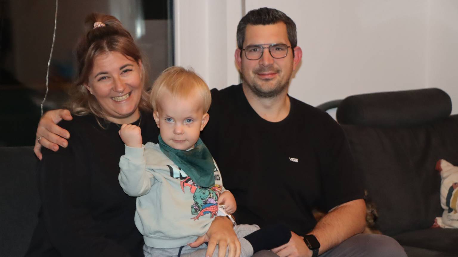 Roman und seine Frau Hanna Koch mit ihrem dreijährigen Sohn Richard.