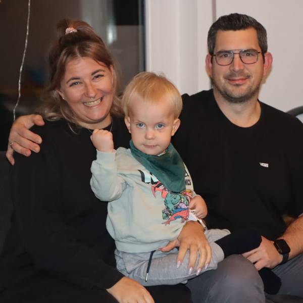 Roman und seine Frau Hanna Koch mit ihrem dreijährigen Sohn Richard.