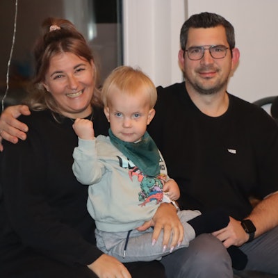 Roman und seine Frau Hanna Koch mit ihrem dreijährigen Sohn Richard.