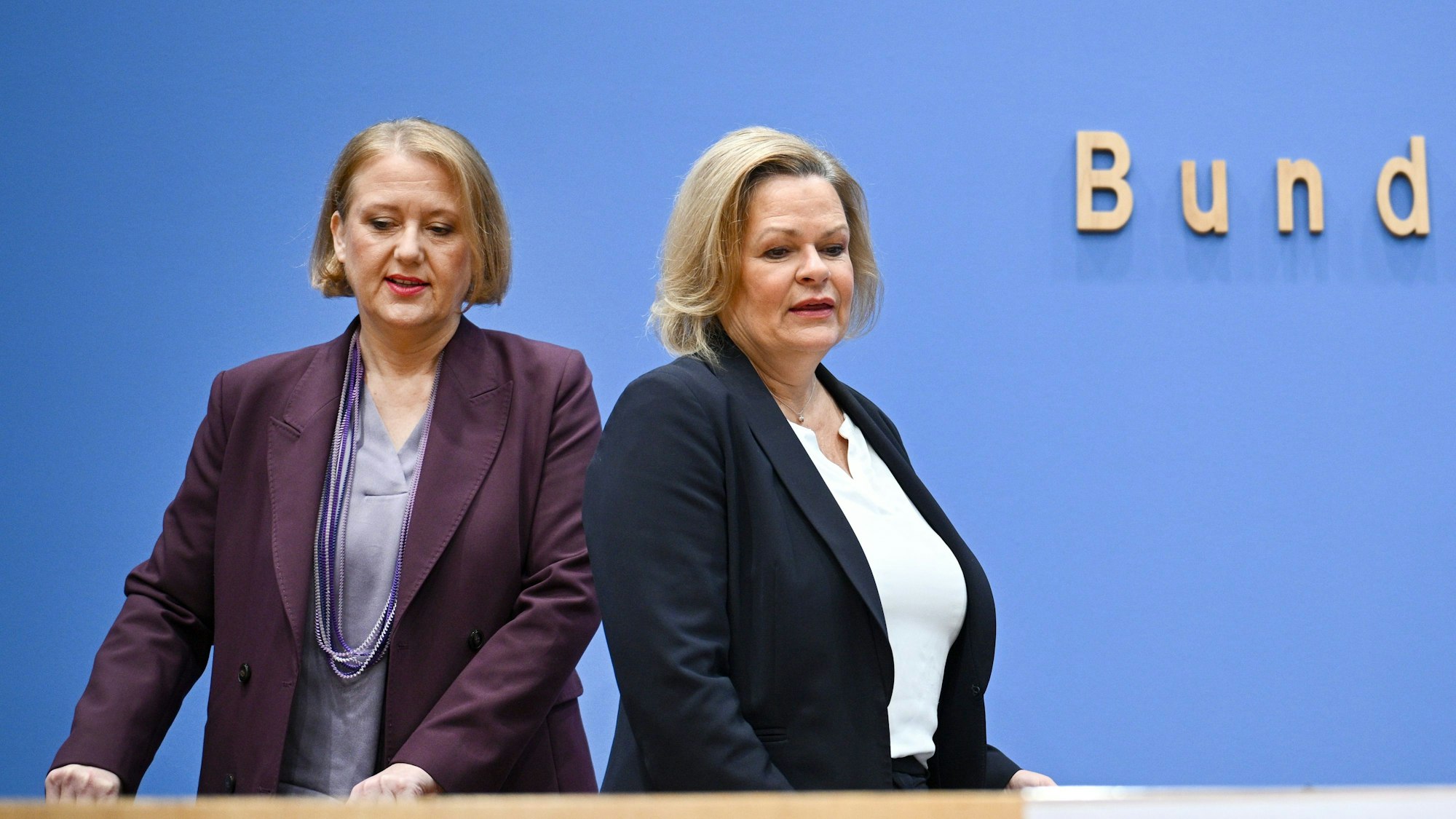 Die Ministerinnen Lisa Paus (l.) und Nancy Faeser in der Bundespressekonferenz.