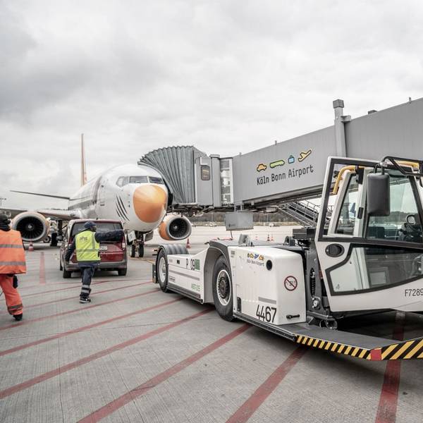 Zu sehen ist ein E-Flugzeugschlepper, den der Flughafen Köln/Bonn jetzt auf dem Vorfeld einsetzt.