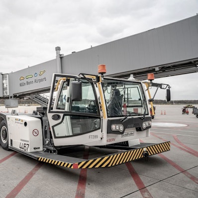 Zu sehen ist ein E-Flugzeugschlepper, den der Flughafen Köln/Bonn jetzt auf dem Vorfeld einsetzt.