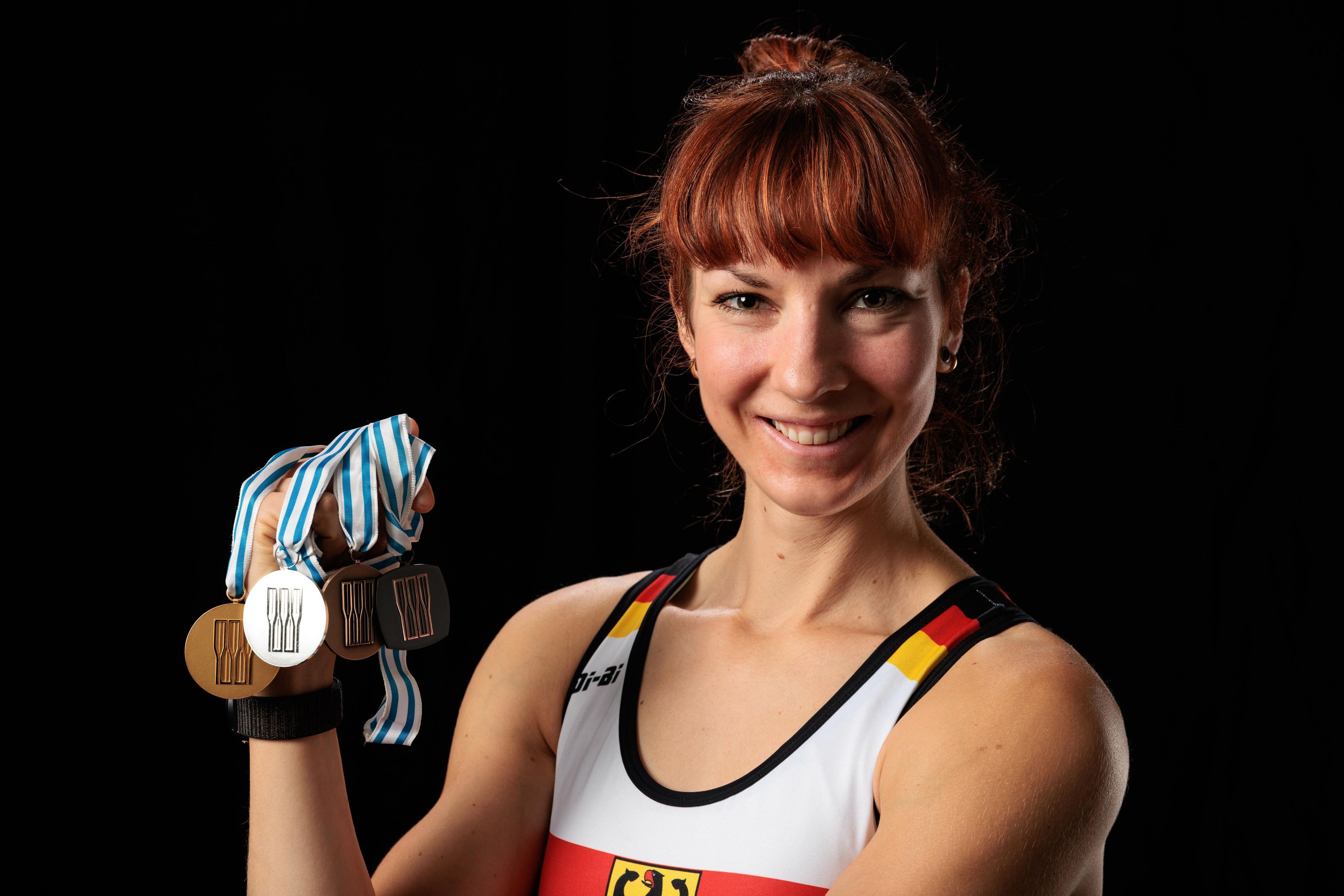 Kathrin Marchand mit den Medaillen ihrer olympischen und paralympischen Karriere