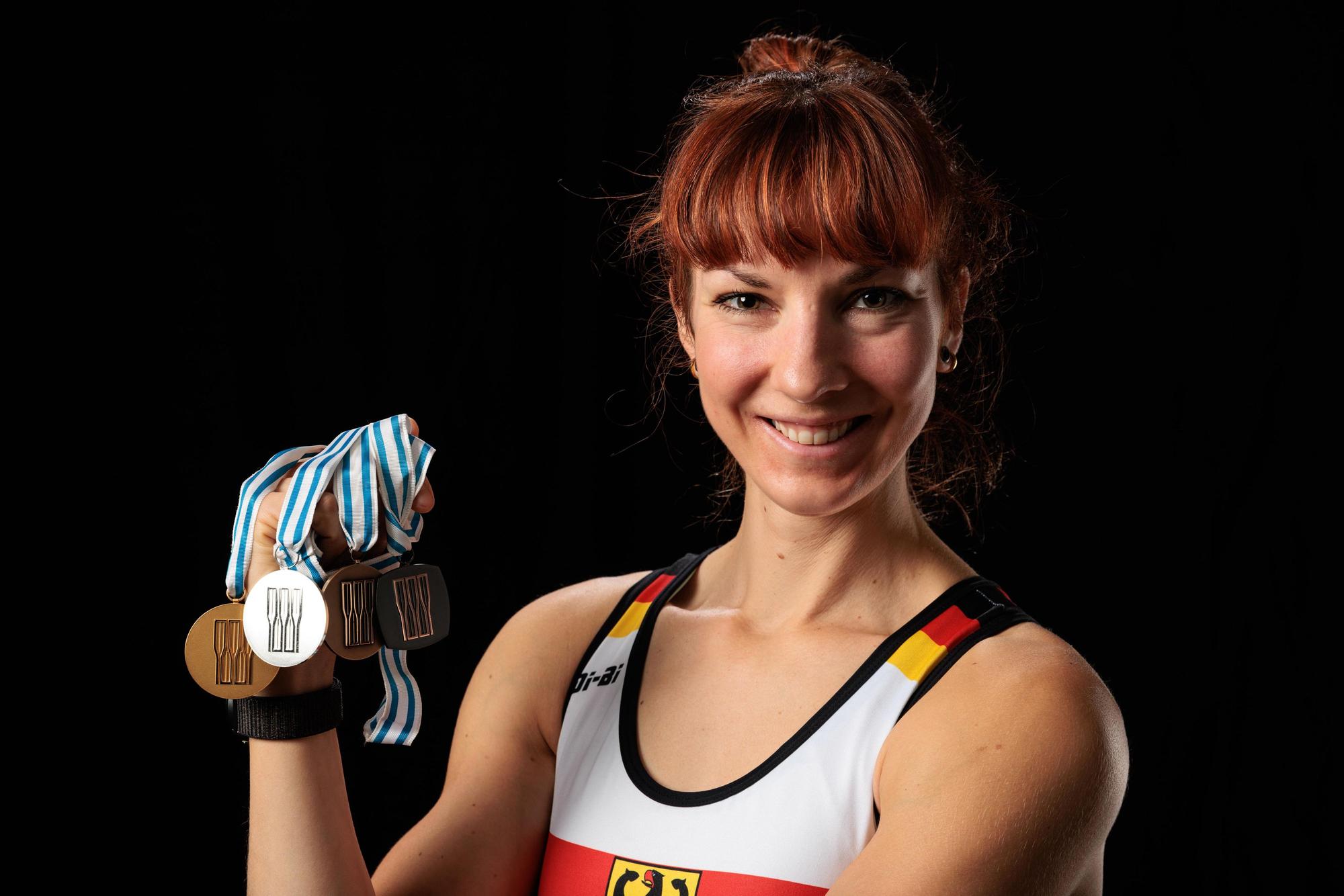 Kathrin Marchand mit den Medaillen ihrer olympischen und paralympischen Karriere