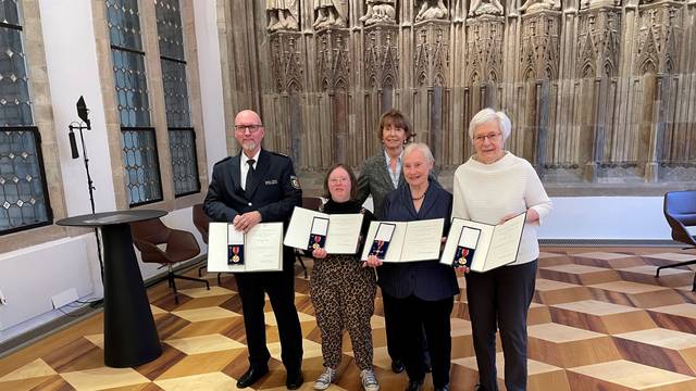 Dirk Rohde (v.l.), Gudrun Kleinpaß-Börschel, Monika Fünfzig, Natalie Dedreux. Im Hintergrund Oberbürgermeisterin Henriette Reker.