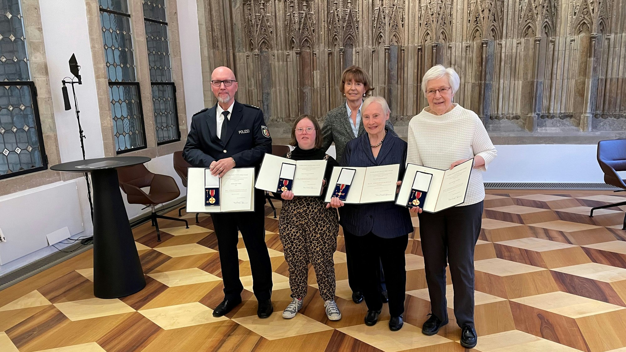 Dirk Rohde (v.l.), Gudrun Kleinpaß-Börschel, Monika Fünfzig, Natalie Dedreux. Im Hintergrund Oberbürgermeisterin Henriette Reker.