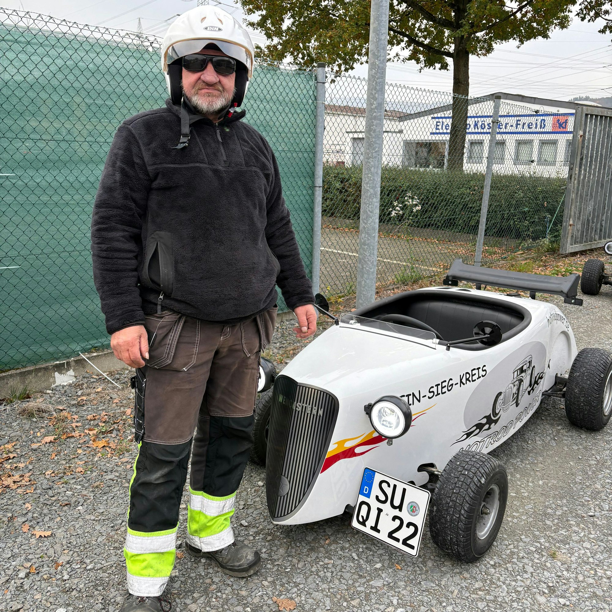 Dirk Kösling steht neben einem Mini-Hotrod.