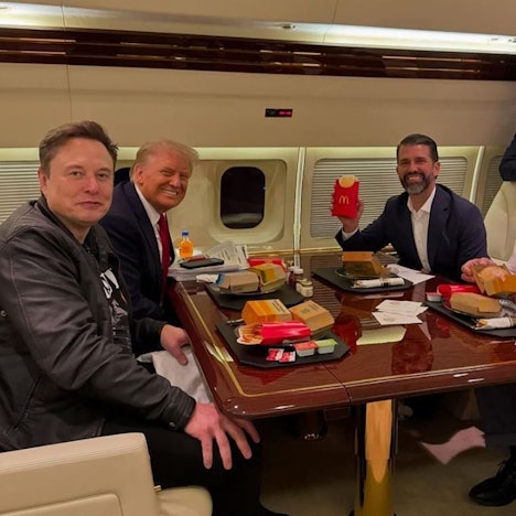 Donald Trump sitzt mit Elon Musk, seinem Sohn Donald Trump Jr. und Robert Kennedy Jr. in seinem Privat-Jet und freut sich auf sein Fast-Food-Menü.