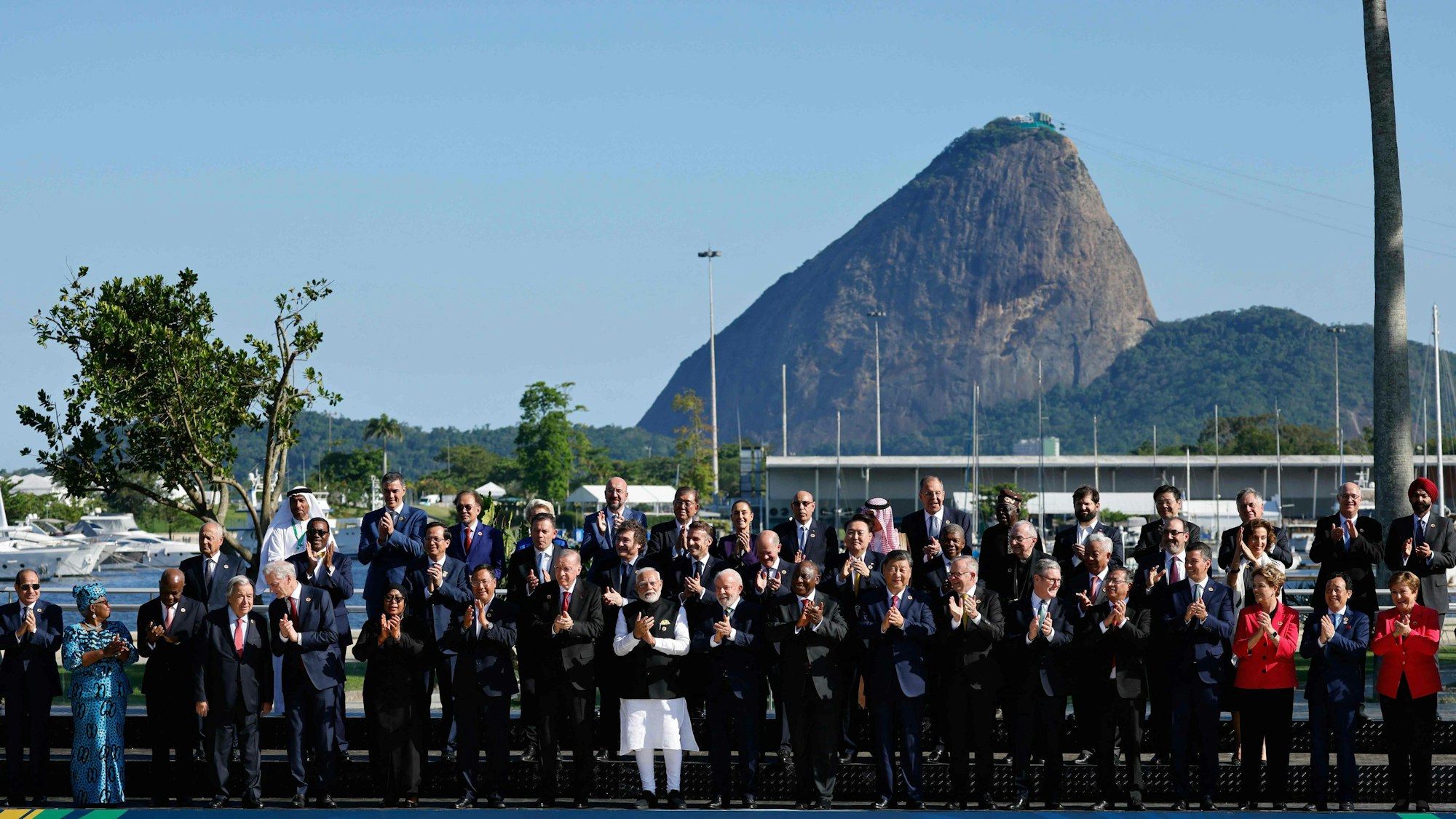 Die Staatschefs der G20 posieren gemeinsam vor dem Zuckerhut in Rio de Janeiro.