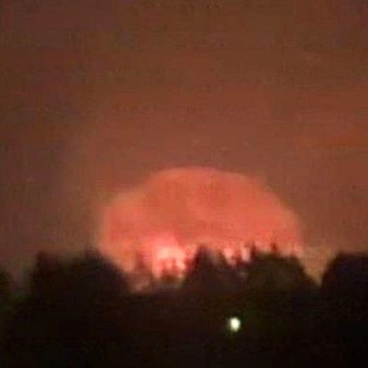 Ein Screenshot zeigt angeblich eine Explosion in einem Munitionsdepot in Brjansk. Berichten zufolge, soll die Ukraine erstmals US-Raketen gegen ein Ziel in Russland eingesetzt haben.