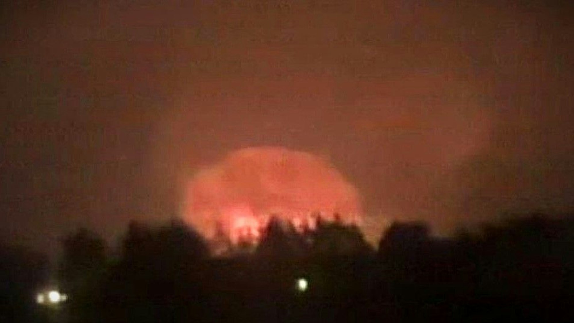 Ein Screenshot zeigt angeblich eine Explosion in einem Munitionsdepot in Brjansk. Berichten zufolge, soll die Ukraine erstmals US-Raketen gegen ein Ziel in Russland eingesetzt haben.