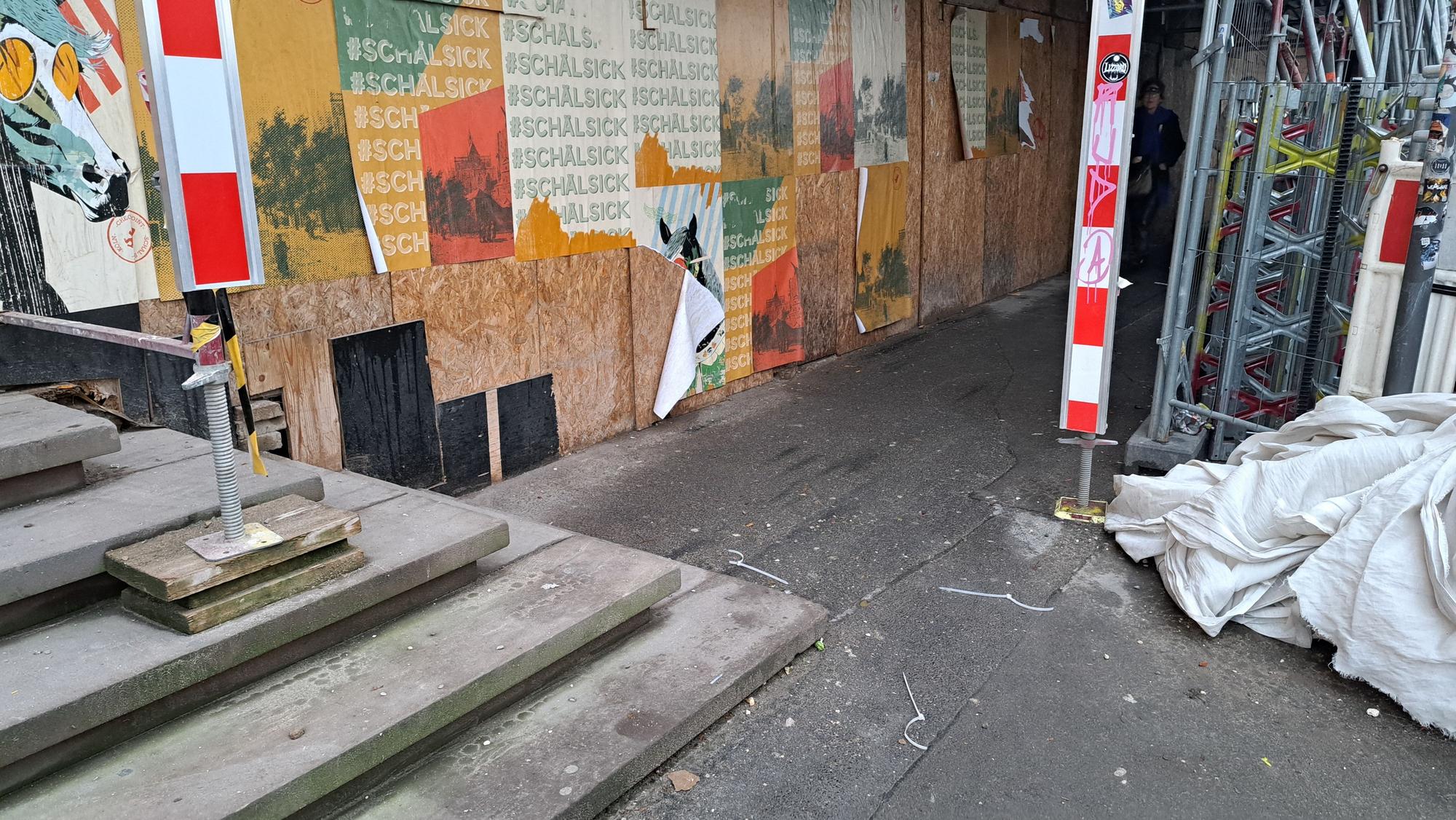 Blick auf Stufen und ein Baugerüst im öffentlichen Straßenraum