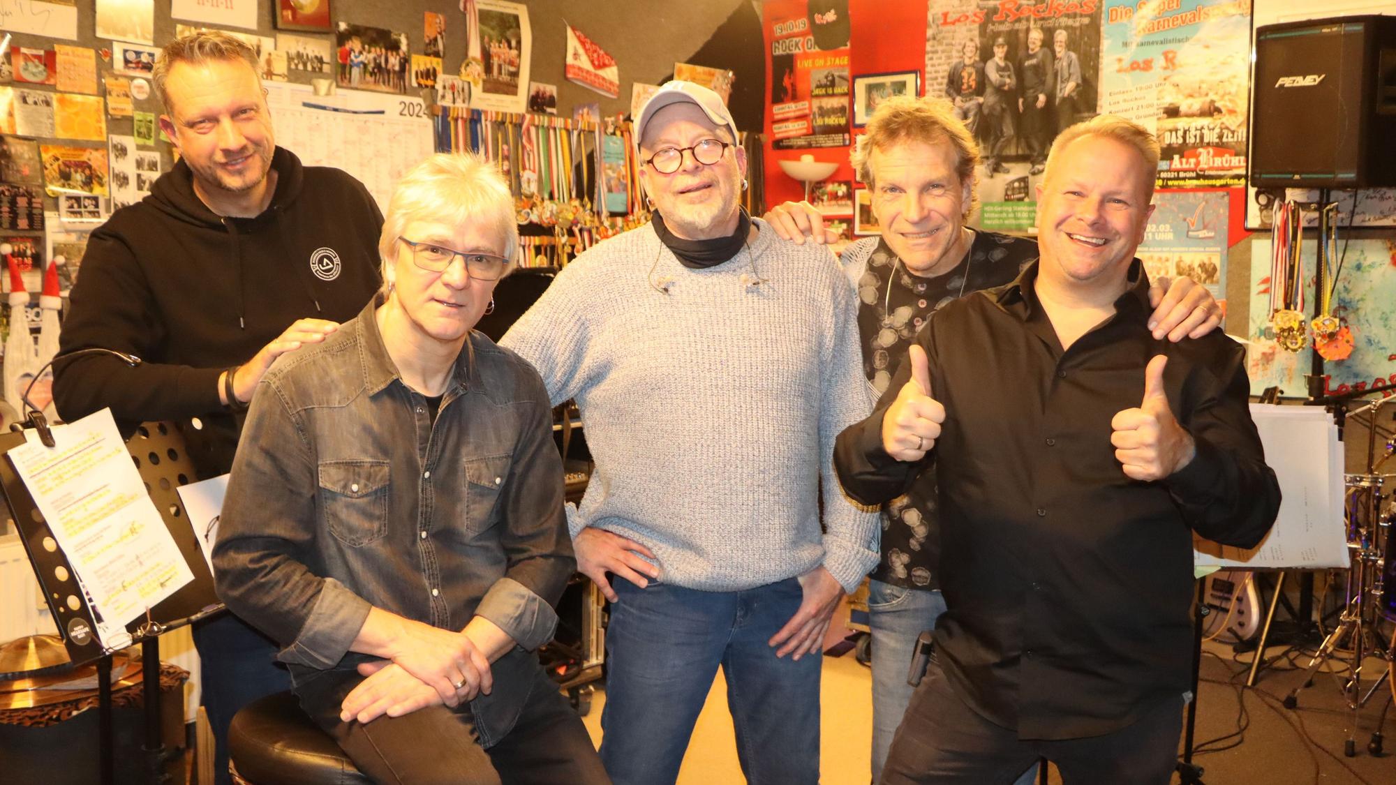 Die Band „Los Rockos“ bereitet sich in ihrem Proberaum in Brühl-Schwadorf auf das Konzert vor. Um Richard zu helfen, treten sie kostenlos auf.