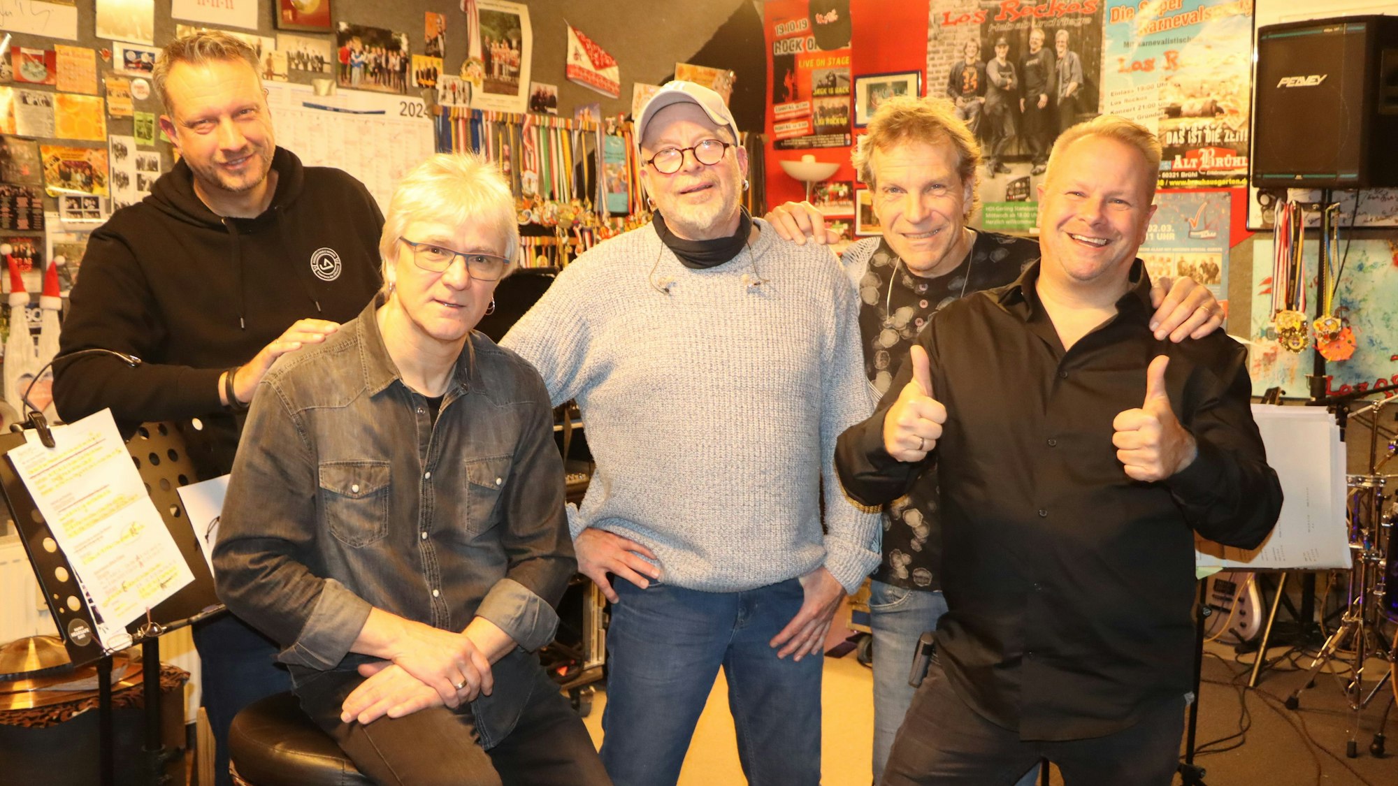 Die Band „Los Rockos“ bereitet sich in ihrem Proberaum in Brühl-Schwadorf auf das Konzert vor. Um Richard zu helfen, treten sie kostenlos auf.