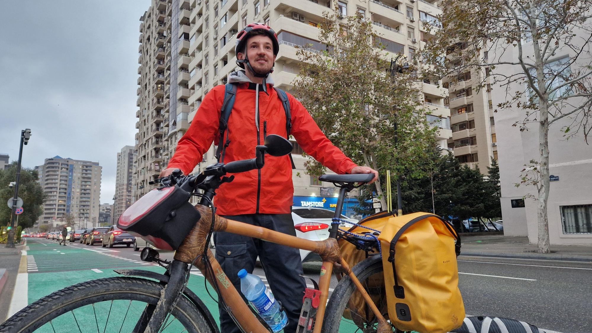 Radfahrer Ingwer Perowanowitsch steht mit seinem Fahrrad in Baku.